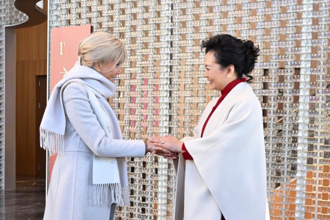 Peng Liyuan e Brigitte Macron visitam teatro em Beijing durante visita de Estado