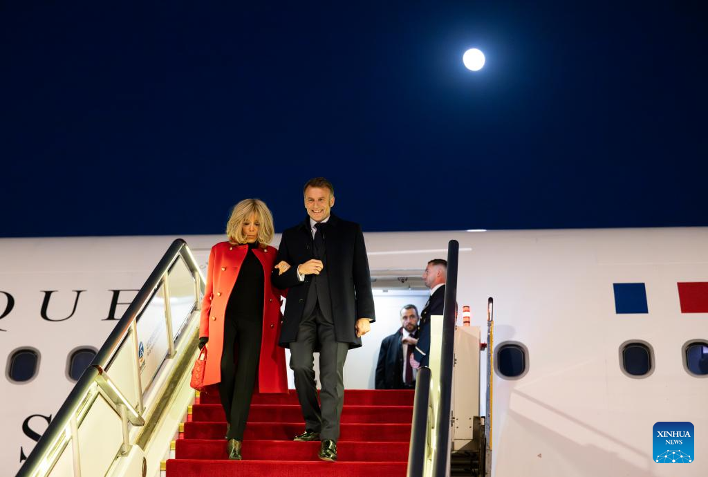 Macron chega a Beijing para visita de Estado e novo impulso às relações China-França