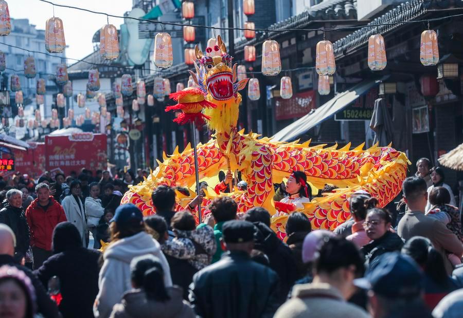 Jovens chineses impulsionam busca por cidades menores durante o Festival da Primavera