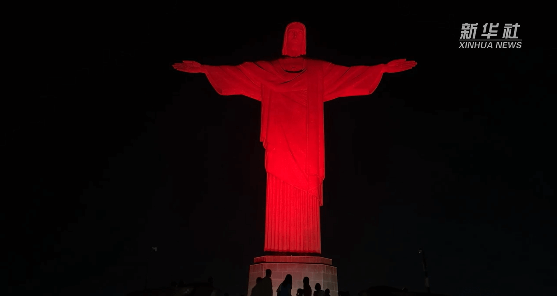Cristo Redentor é iluminado de vermelho para celebrar Ano Novo Chinês