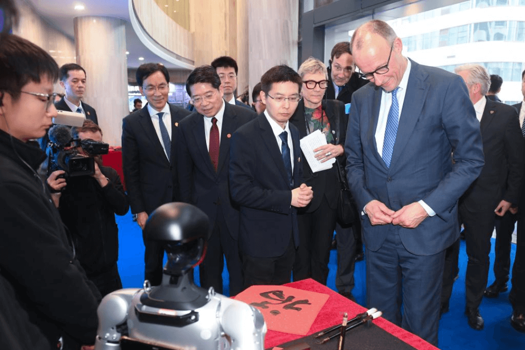 Chanceler alemão testa Mercedes-Benz com direção inteligente em visita à China