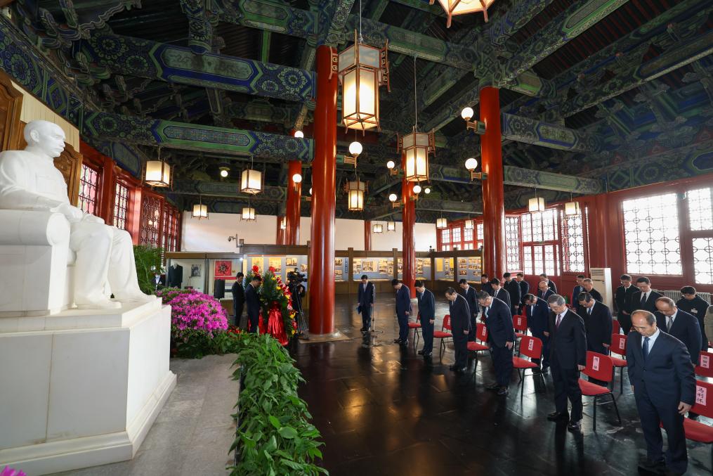 China homenageia Sun Yat-sen no 101º aniversário de sua morte