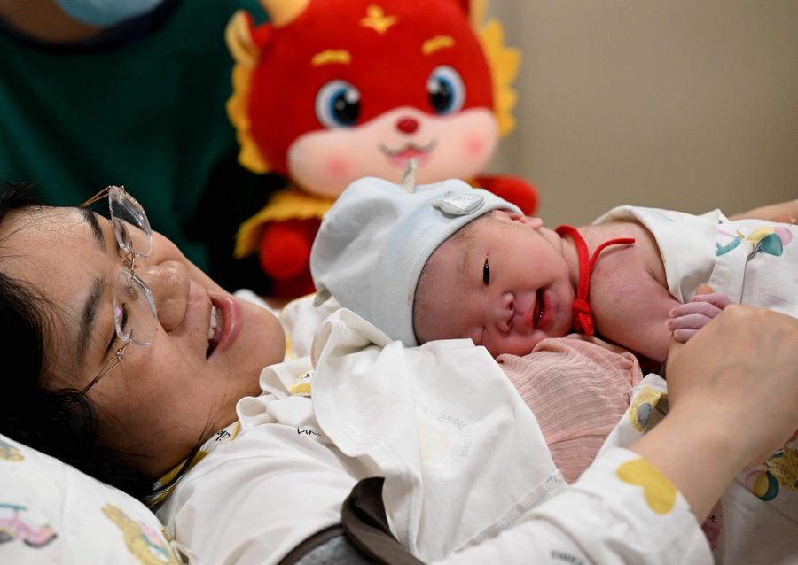 China avalia ampliar cobertura do seguro-maternidade em nova lei de saúde