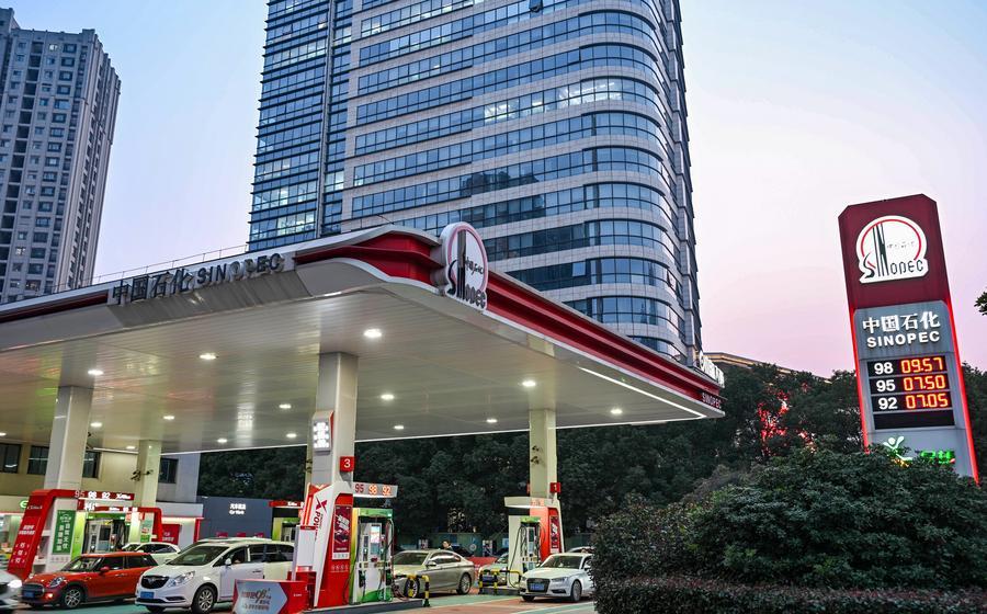 China mantém controle de preços de combustíveis para conter impacto do petróleo