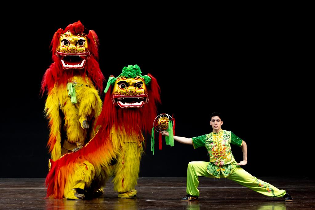 Brasileiro leva dança do dragão chinês ao país em intercâmbio cultural