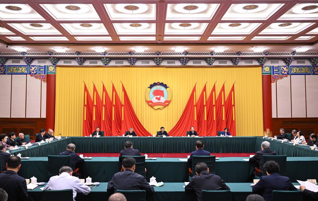 Órgão consultivo da China debate metas para setor de serviços e meio ambiente