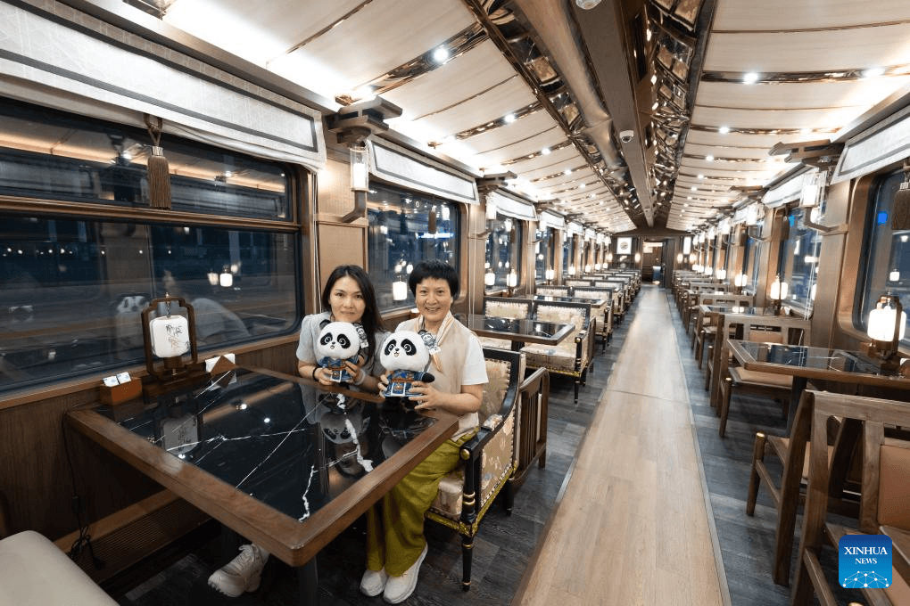 “Trem panda” parte de Chengdu para viagem turística de 16 dias por Xinjiang