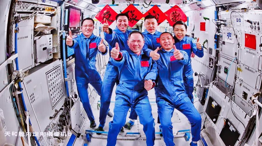 Astronautas da Shenzhou-21 transferem comando da estação espacial chinesa