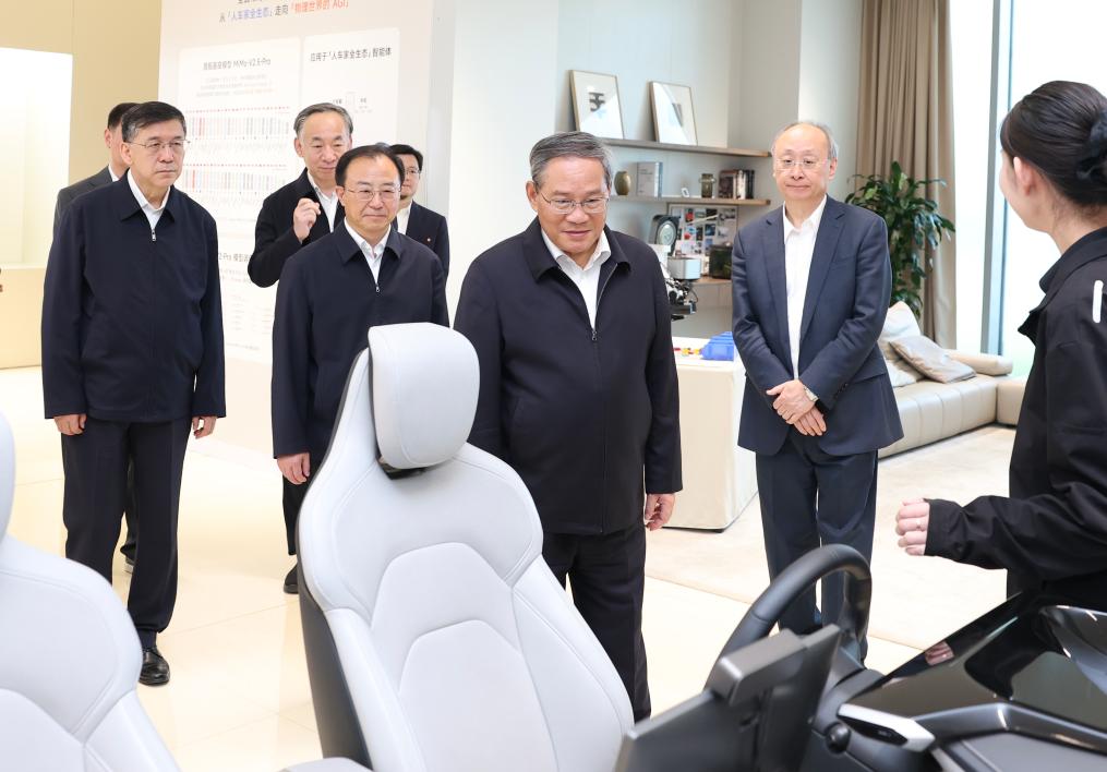 Premiê chinês defende integração entre inteligência artificial e manufatura avançada