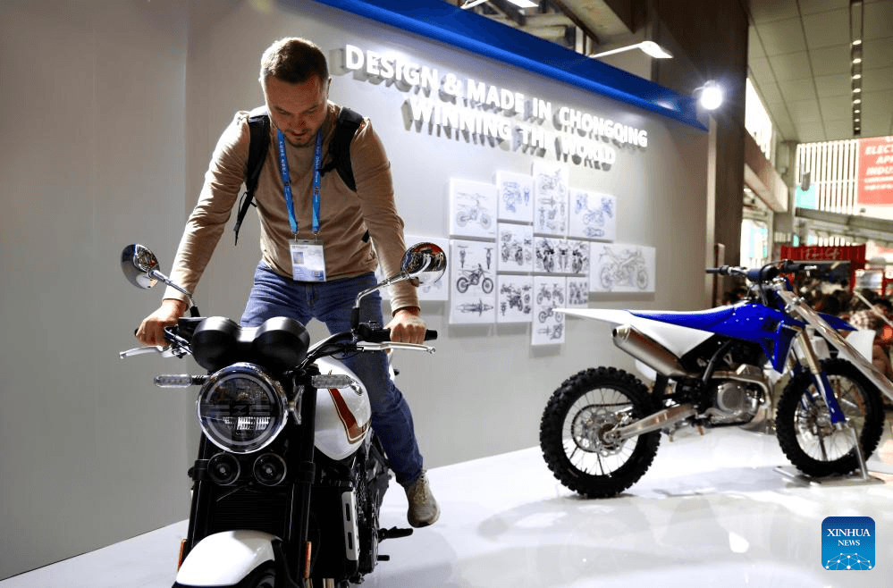 Motos chinesas de Chongqing aceleram rumo à Europa com novo corredor logístico