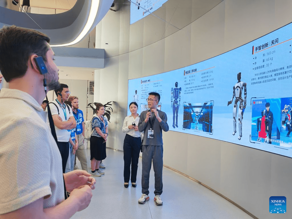 Jovens de mais de 120 países discutem impacto da inteligência artificial em fórum na China