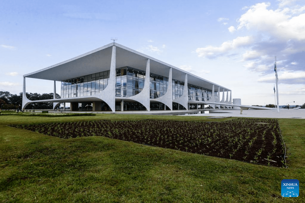 Brasília inaugura primeira rota turística com ônibus a hidrogênio verde fabricado na China