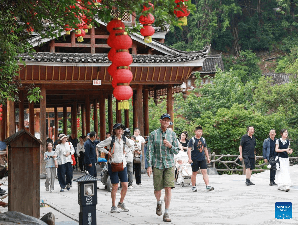 China bate recorde com 369 milhões de viagens internacionais no primeiro semestre de 2026
