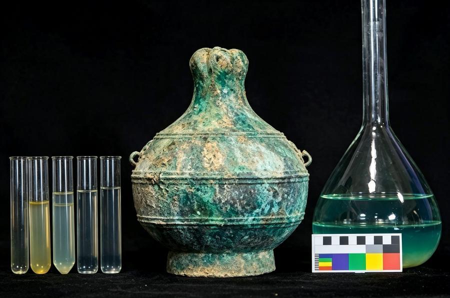 Arqueólogos encontram líquido alcoólico de 2.300 anos em tumba da China