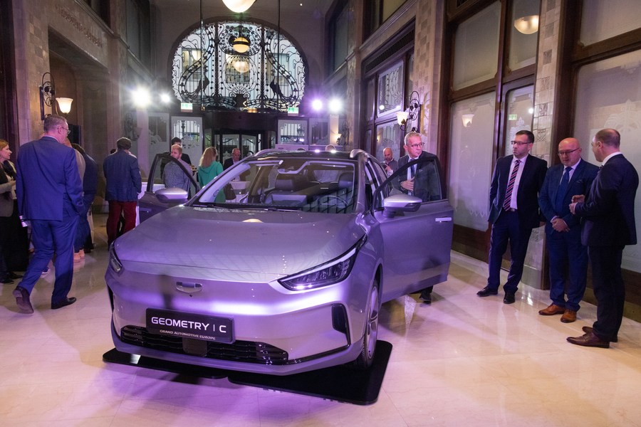 Ford e Geely selam parceria para produzir carros elétricos na Espanha