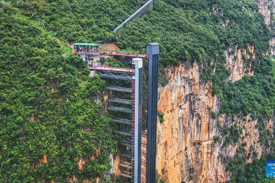 Elevador em desfiladeiro reduz trajeto escolar de 6 horas para 30 minutos no sudoeste da China