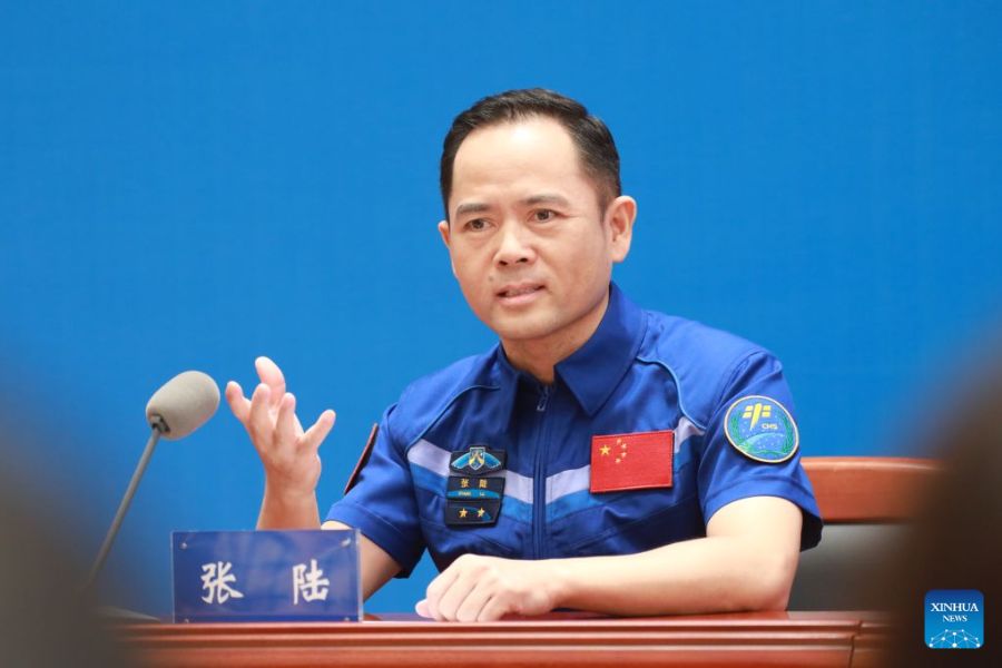Tripulação da Shenzhou-21 volta a Pequim após recorde de 210 dias no espaço
