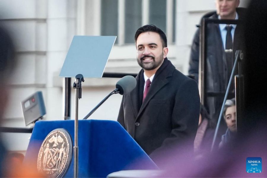 Prefeito de Nova York surpreende ao falar mandarim e é elogiado