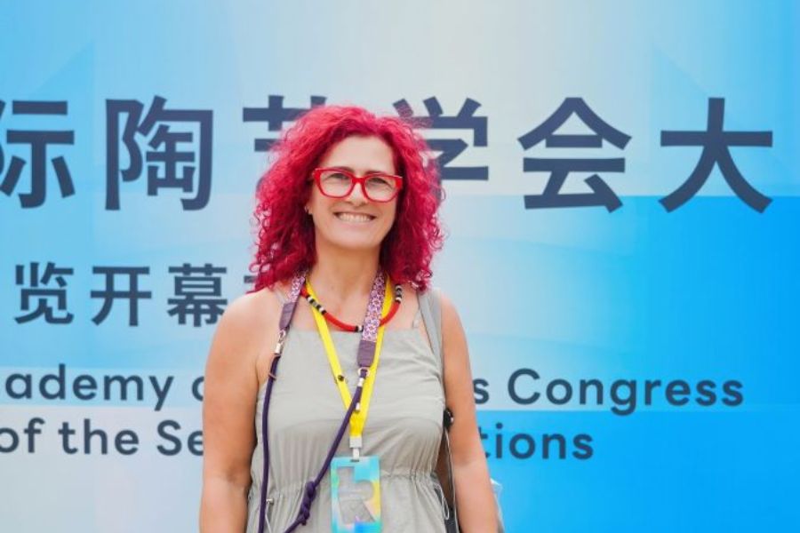 Artista brasileira celebra o berço mundial da porcelana em exposição na China