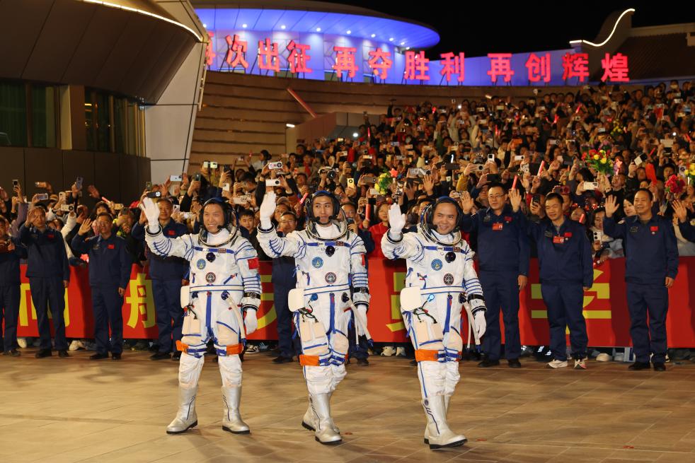 China condecora astronautas da missão Shenzhou-21
